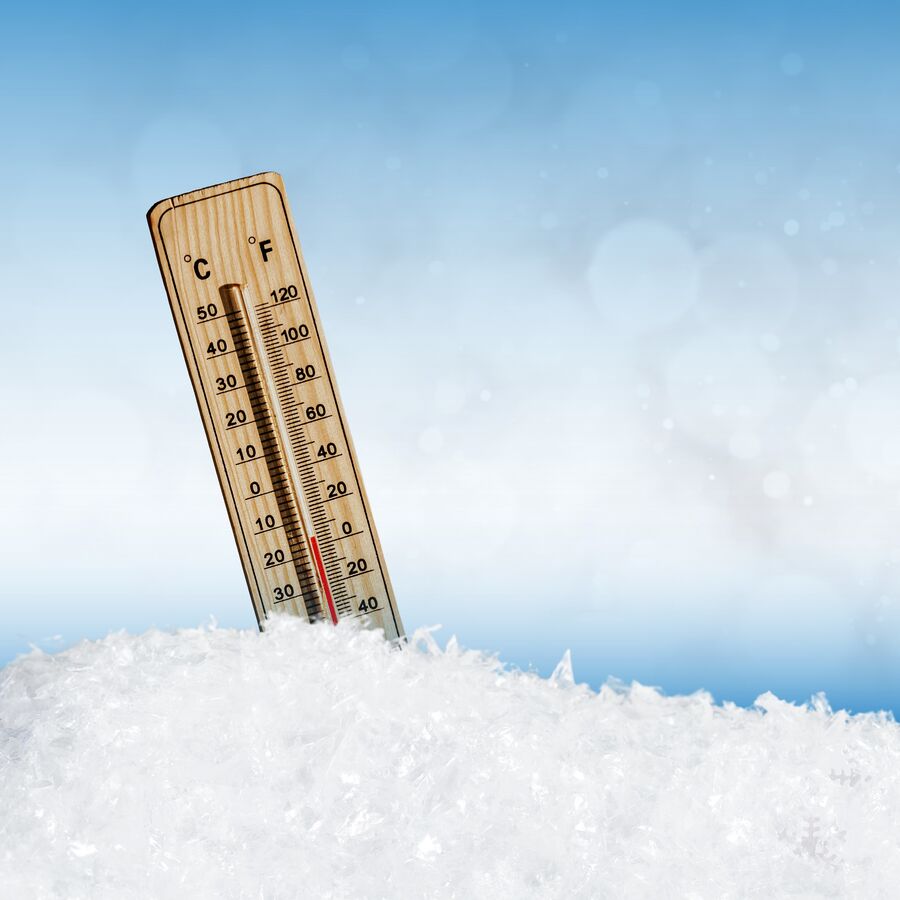 Termometr w śniegu pokazujący mróz.