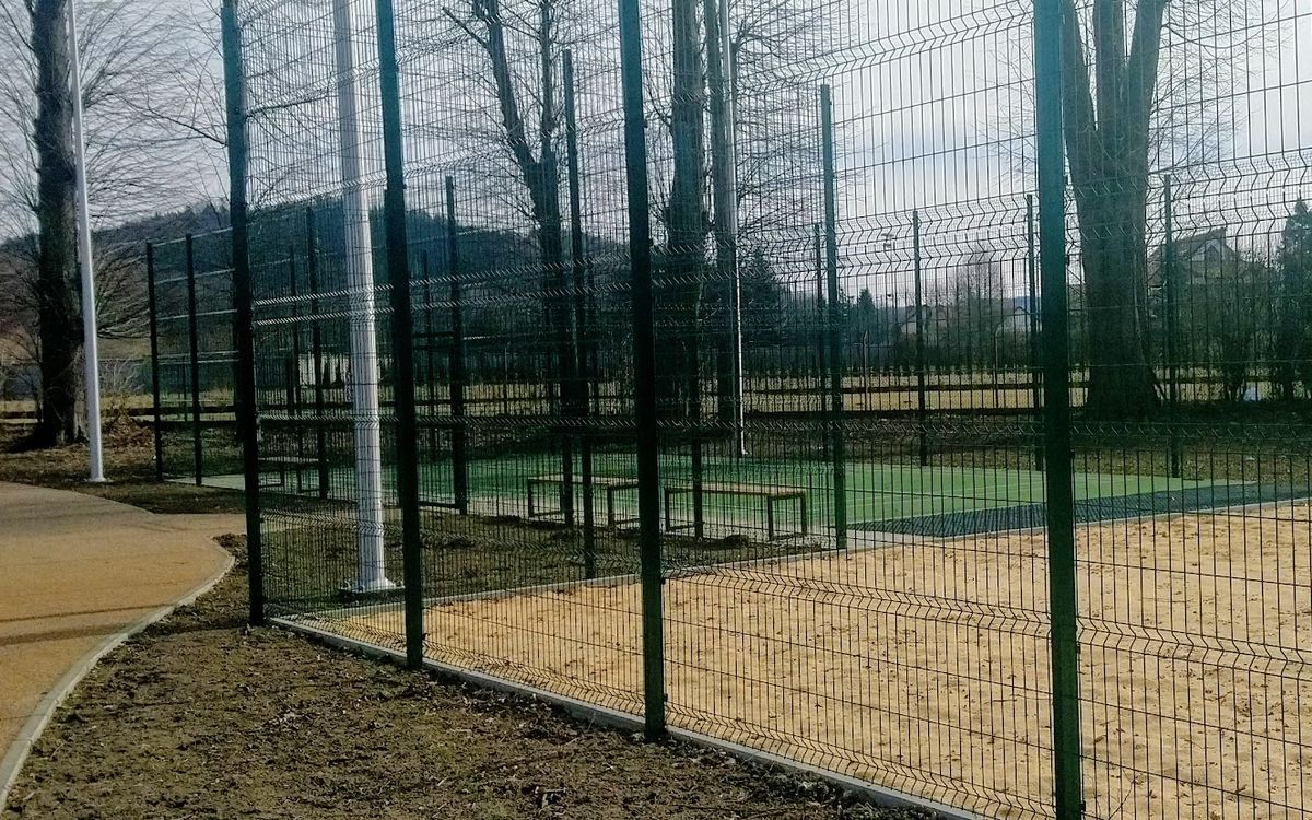 Fotografia przedstawia boisko do badmintona