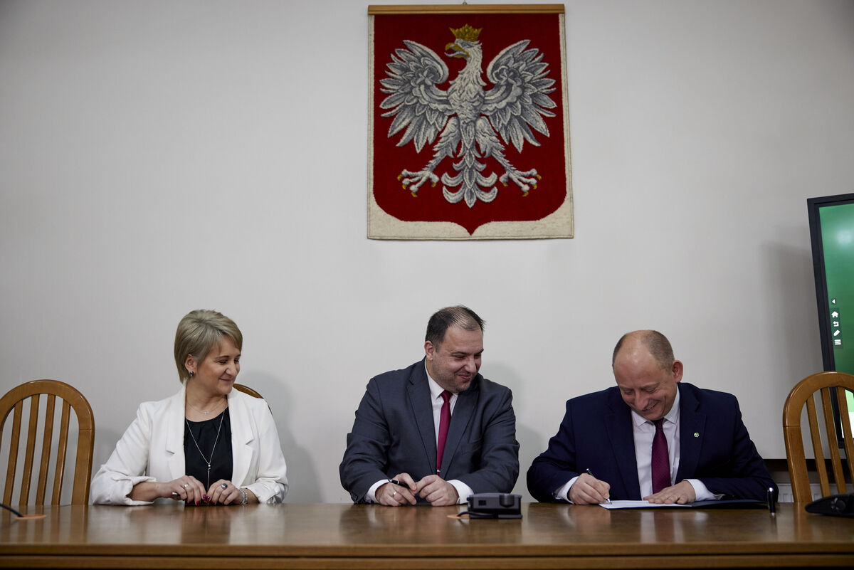 Wójt Skarbik i Wojewoda podpisują dokumenty.