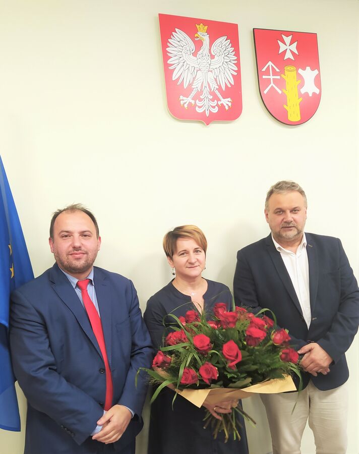 Zdjęcie przedstawia wójta - Łukasza Palarskiego, skarbnika - Ewelinę Wcislak, przewodniczącego rady gminy - Grzegorza Józefowskiego 
