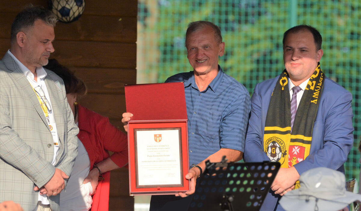 Zdjęcie przedstawian Pana Janusza Sasułę podczas wręczenia dyplomu na dniach Zembrzyc.