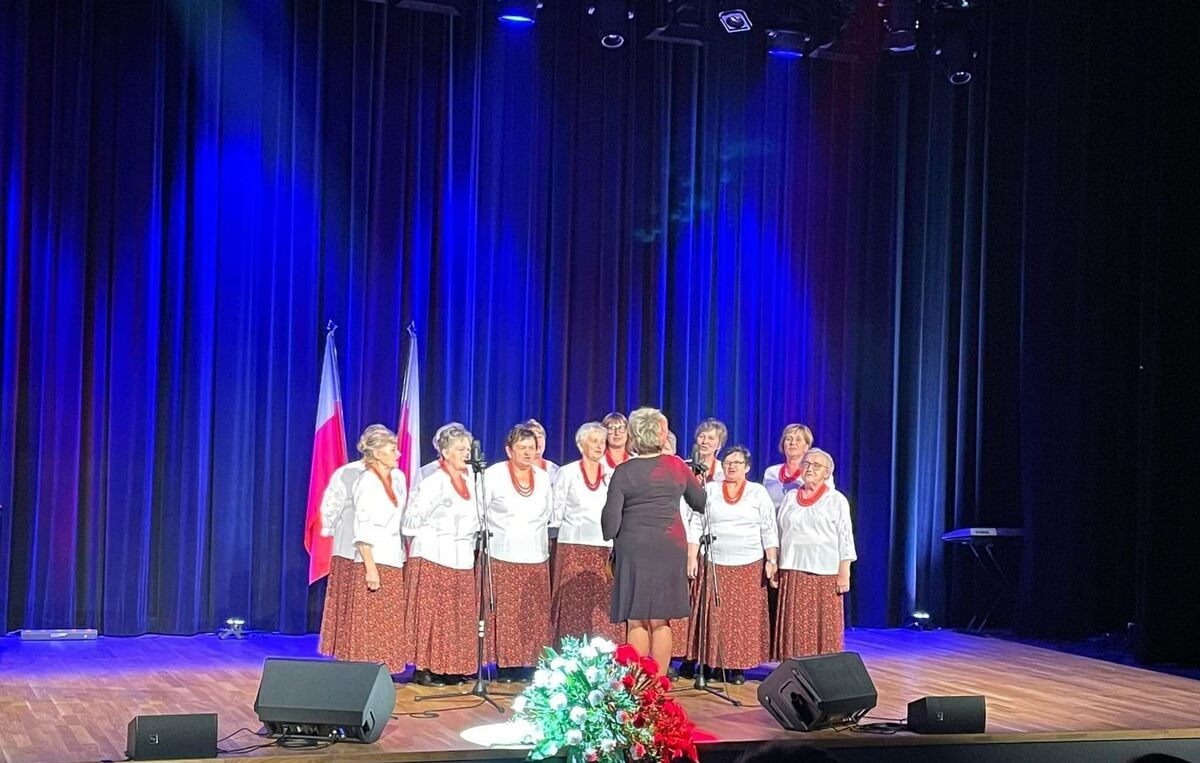 Panie z Zembrzyckiego Koła Gospodyń WIejskich Mioduszyna śpiewają piosenkę na konkursie. Stoją na scenie.