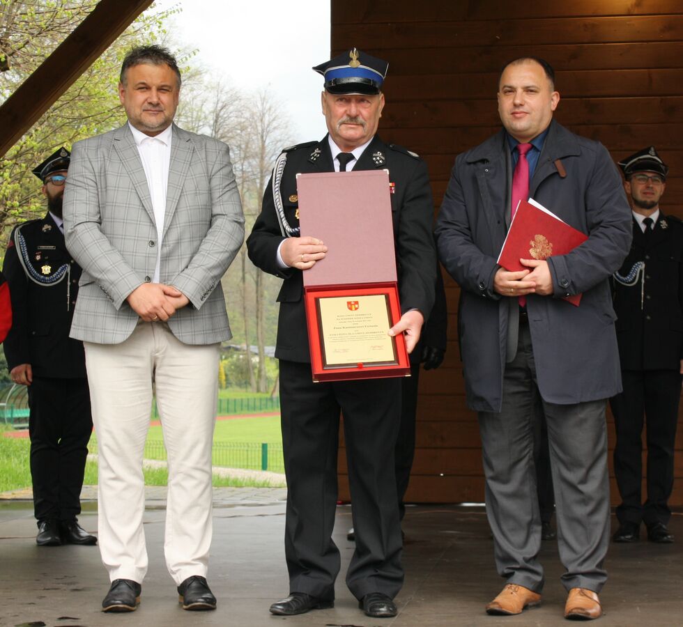 Od lewej: Grzegorz Józefowski - Przewodniczący Rady Gminy Zembrzyce, Kazimierz Fortuna- zasłużony dla Gminy Zembrzyce z dyplomem w ręce, Łukasz Palarski - Wójt Gminy Zembrzyce