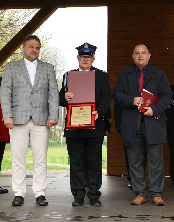 Od lewej: Grzegorz Józefowski - Przewodniczący Rady Gminy Zembrzyce, Antoni Wajdzik- zasłużony dla Gminy Zembrzyce z dyplomem w ręce, Łukasz Palarski - Wójt Gminy Zembrzyce