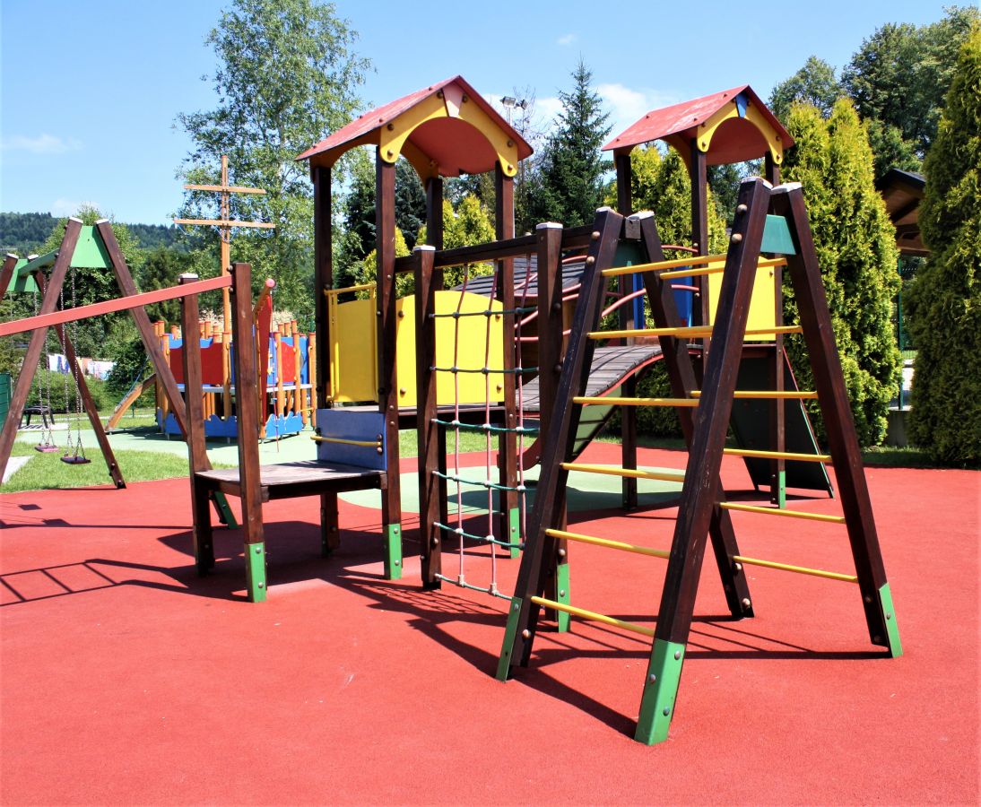 Plac zabaw przy Centrum Rekreacji w Zembrzycach