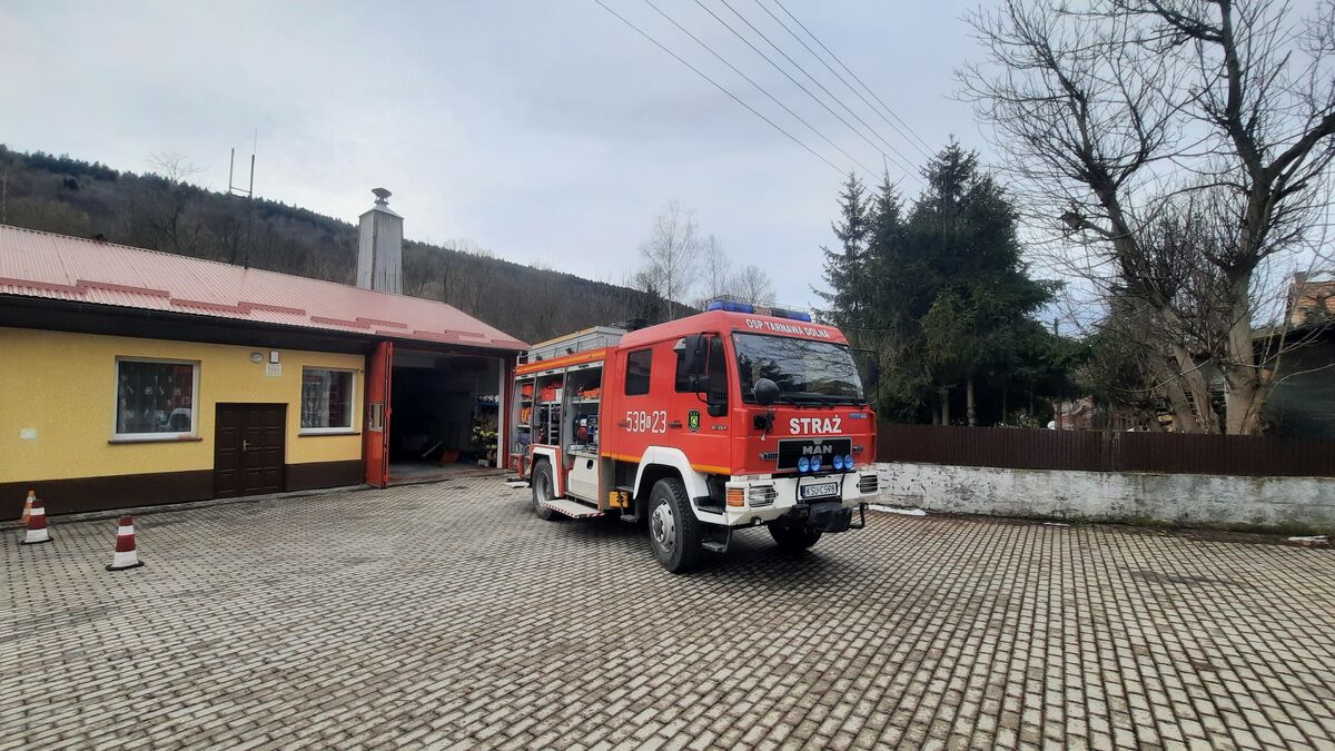 Zdjęcie przedstawia pojazd strażacki