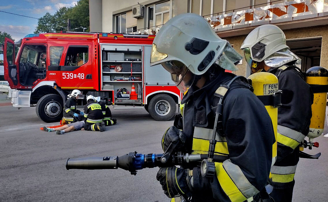 Zdjęcie przedstawia strażaków z OSP w Zembrzycach podczas ćwiczeń 