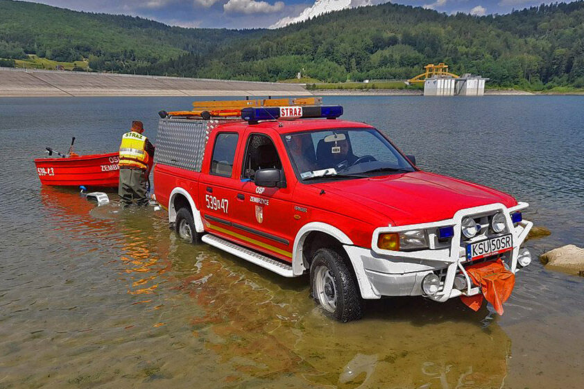 Zdjęcie przedstawia samochód strażacki z łódką