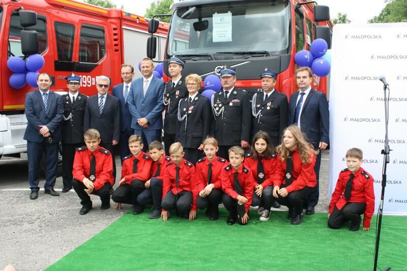 Zdjęcie przedstawia uroczystość przekazania nowego samochodu strażackiego dla OSP Zembrzyce w 2017