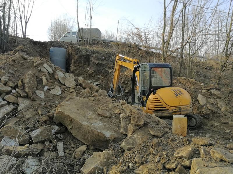 Zdjęcie przedstawia sprzęt budowlany podczas budowy kanalizacji w Tarnawie Dolnej