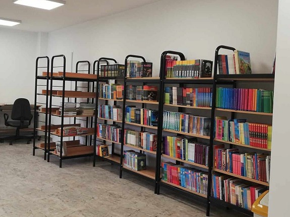 Regały z książkami w wyremontowanym pomieszczeniu.