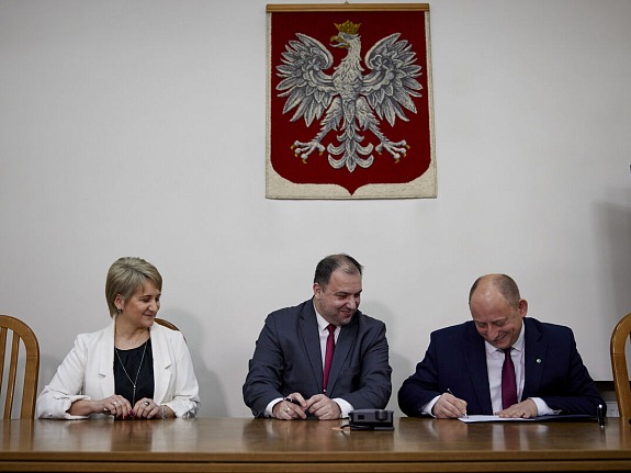 Wójt Skarbik i Wojewoda podpisują dokumenty.
